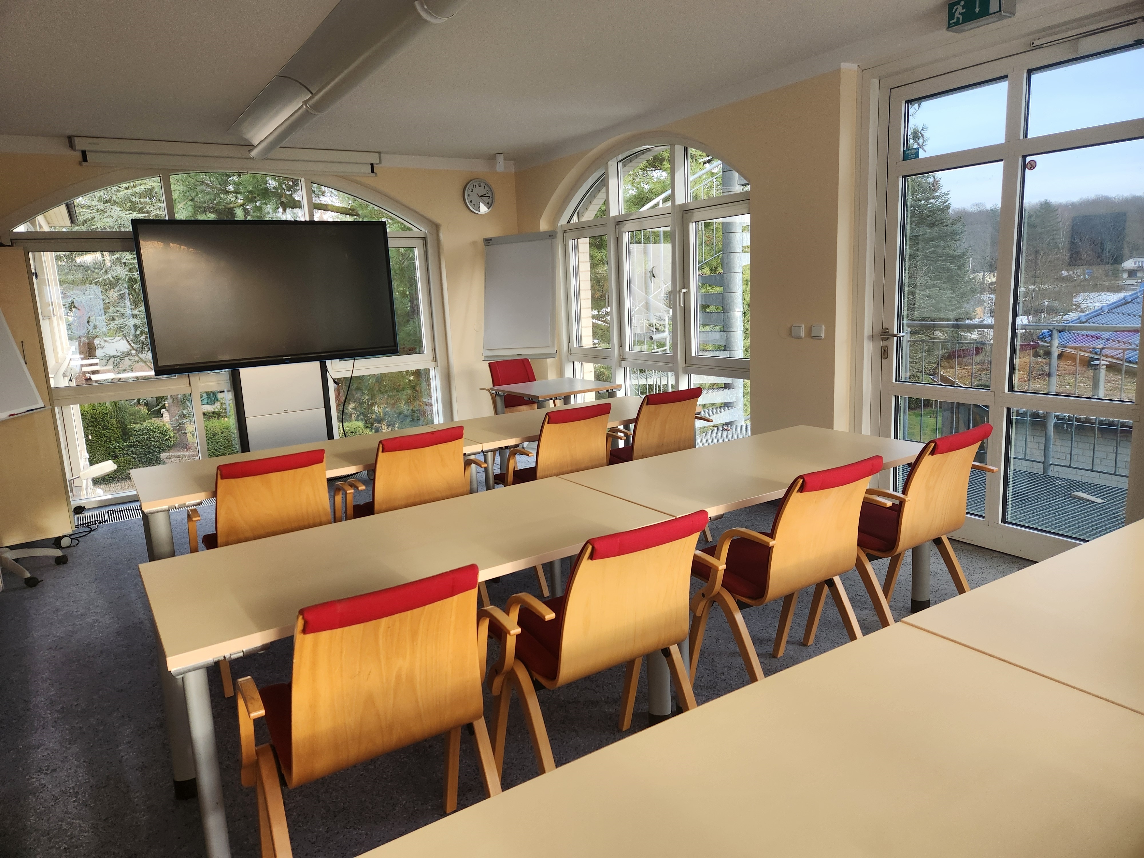 Heller Seminarraum mit Klimaanlage, Touchscreenmonitor
